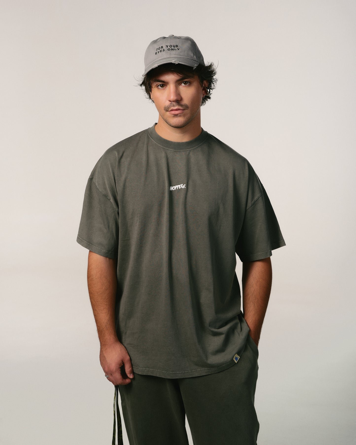 Tricou oversized unisex Hoppers Broke My Heart verde inchis, vedere frontala pe model, hip hop takeovers