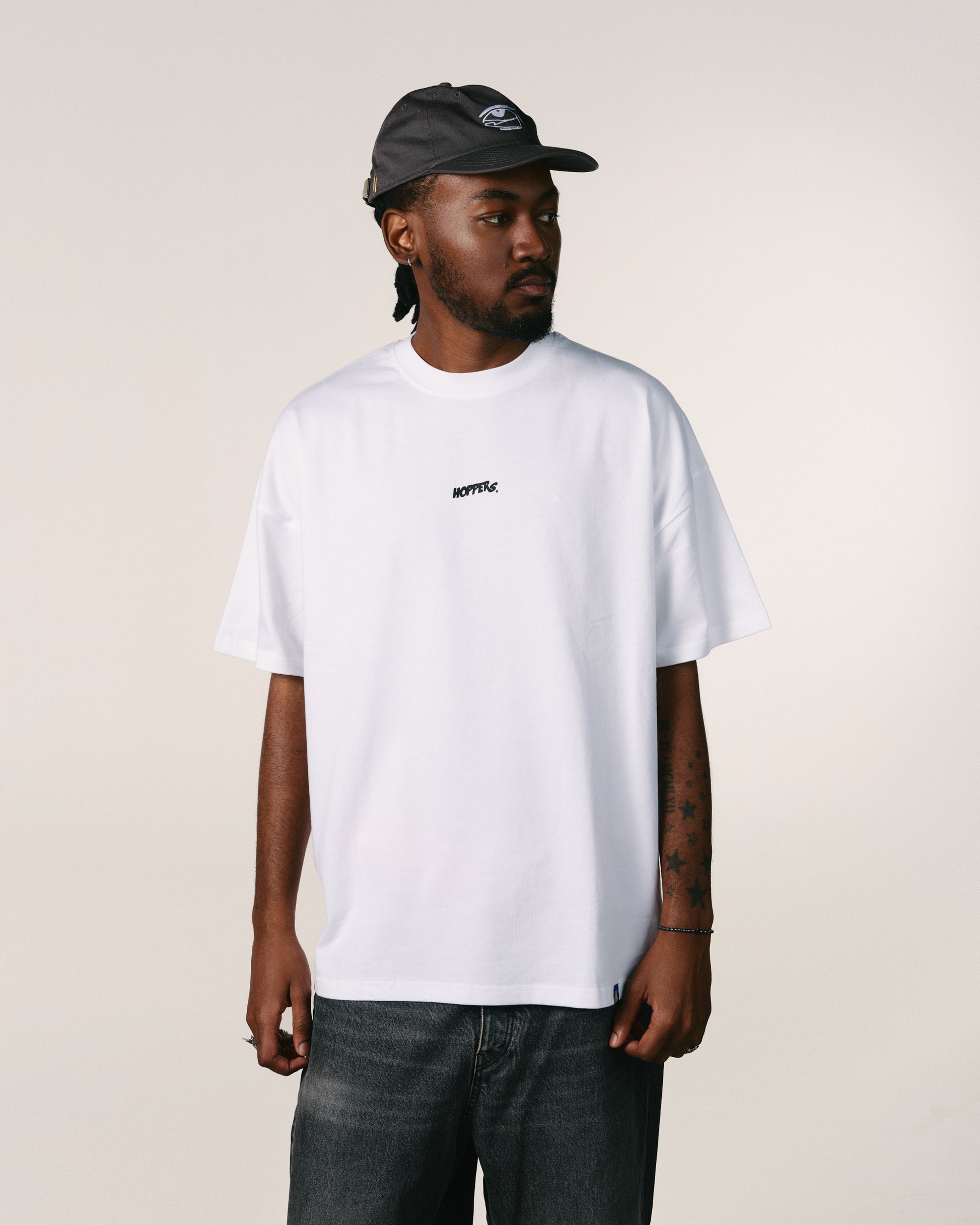 Tricou oversized unisex Hoppers Broke My Heart alb, vedere frontala pe model, hip hop takeovers
