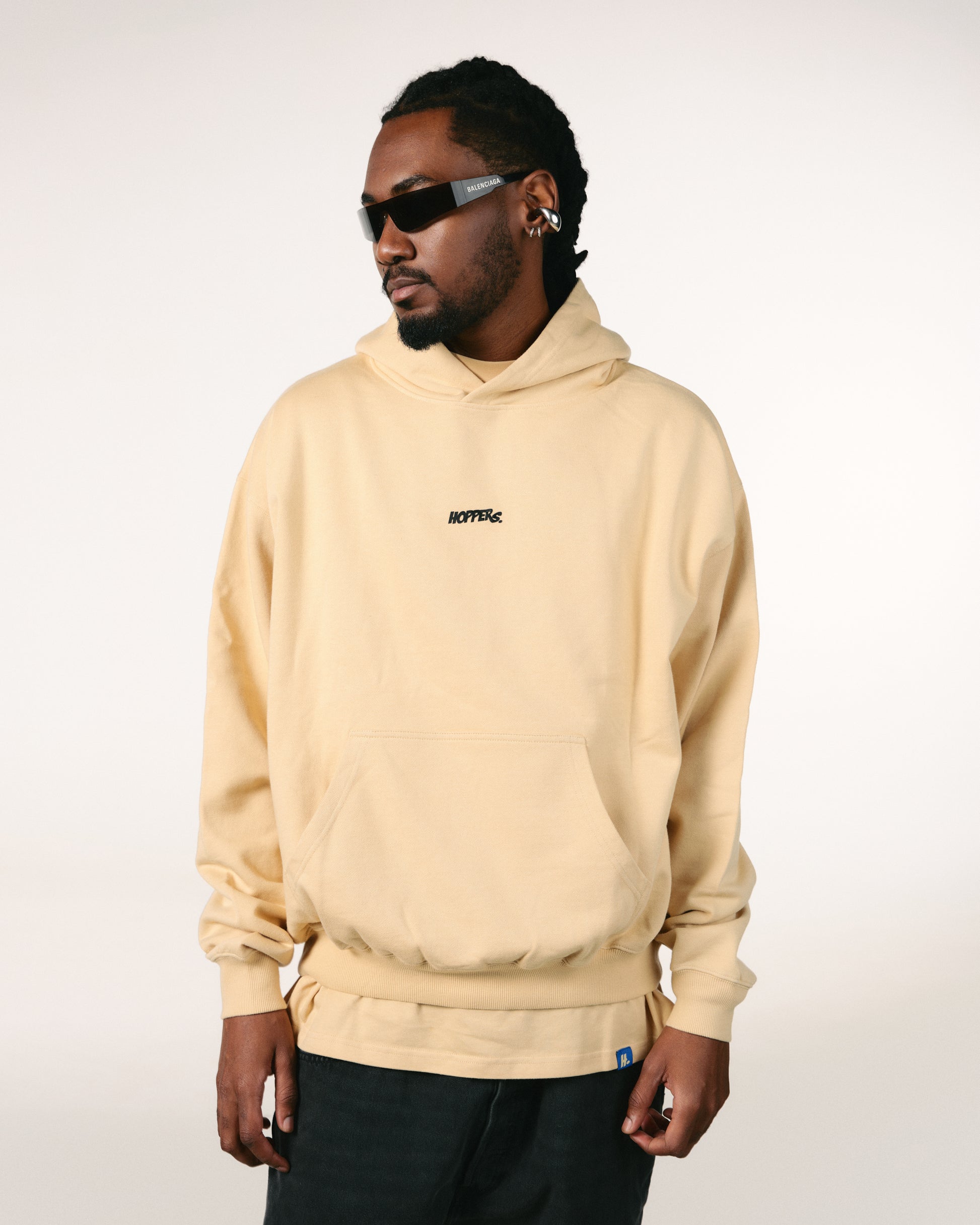 Model purtând hanorac oversize unisex „Talking to Myself” culoare bej, vedere frontală

