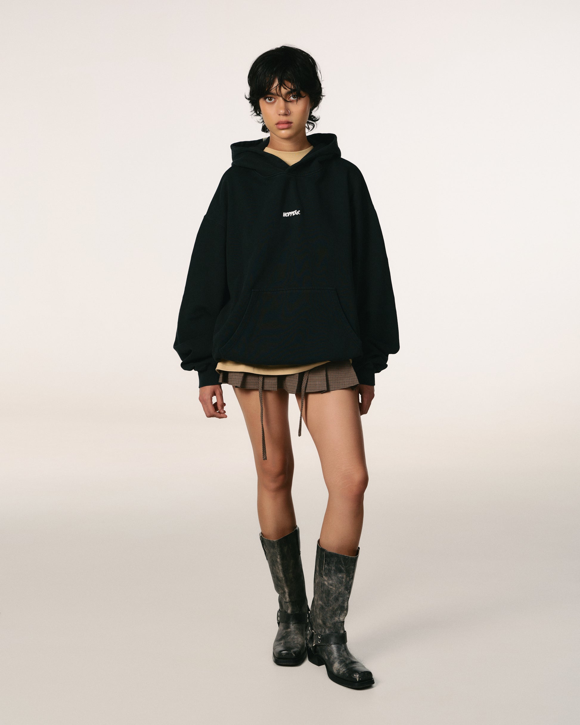 Model purtând hanorac oversize unisex „Talking to Myself” într-un outfit complet, stil urban