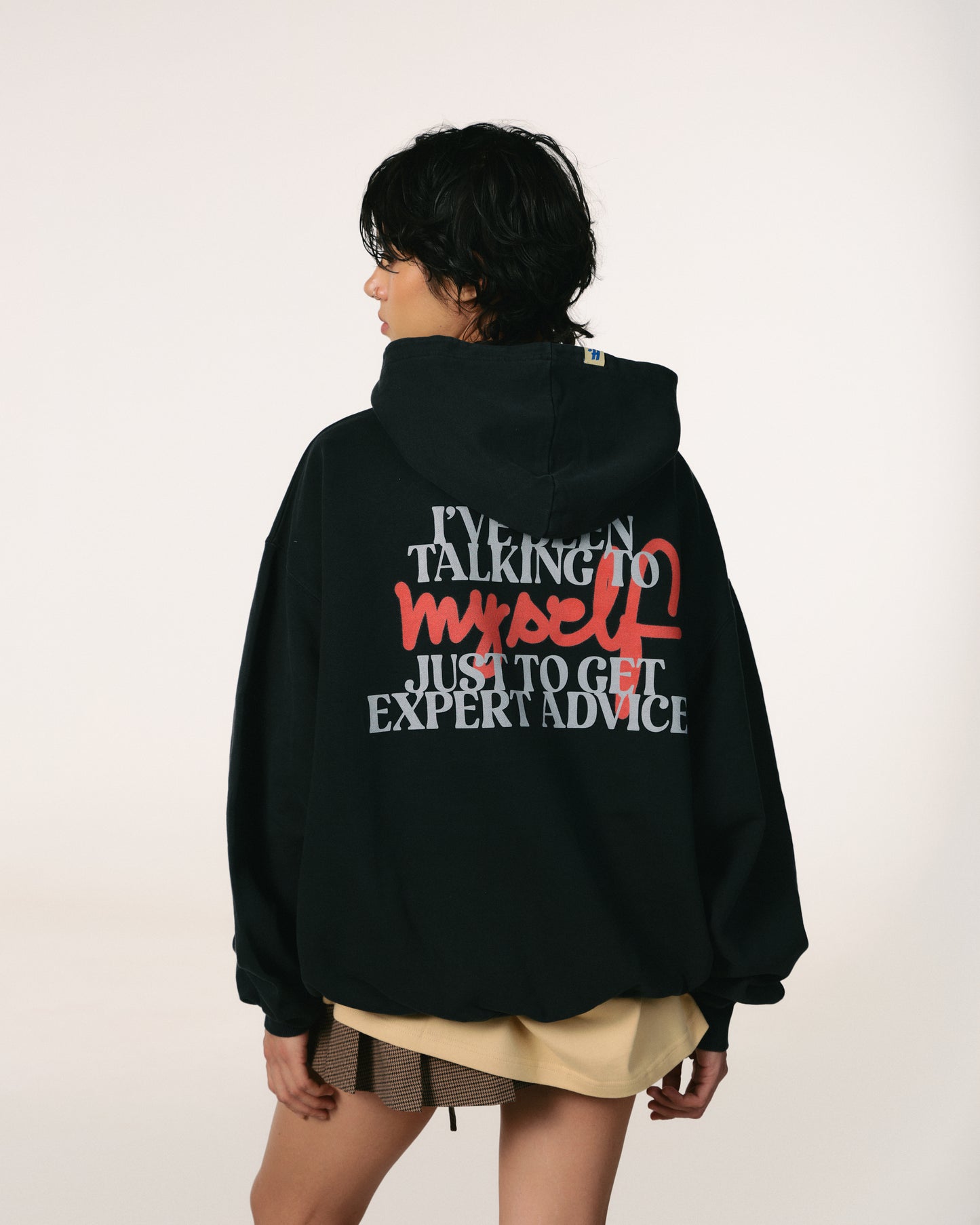 Hanorac oversize unisex negru „Talking to Myself”, vedere din spate, cu print statement mare
