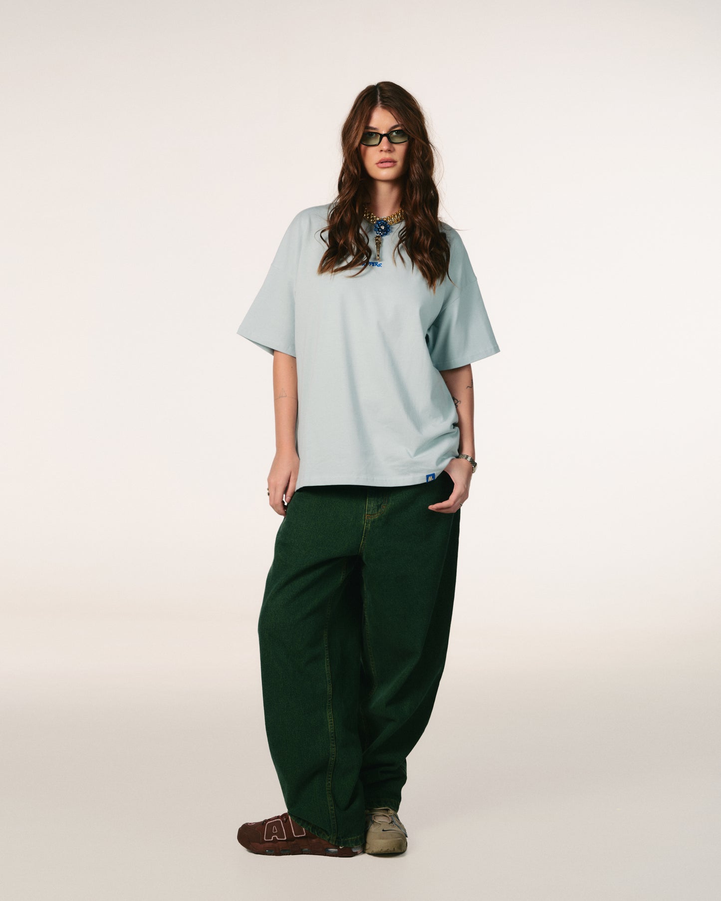 Tricou oversized unisex Hoppers Broke My Heart bleu deschis, vedere frontala pe model, hip hop takeovers