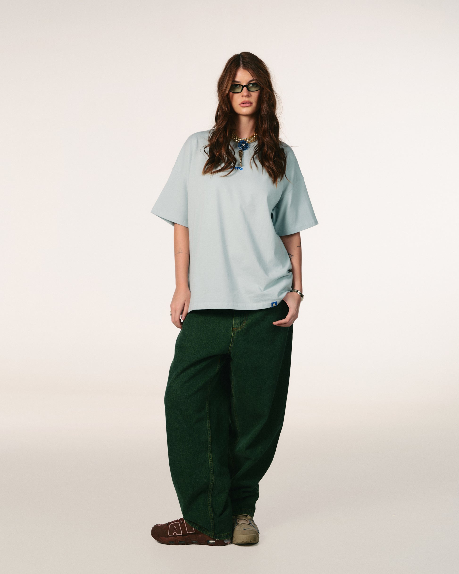 Tricou oversized unisex Hoppers Broke My Heart bleu deschis, vedere frontala pe model, hip hop takeovers