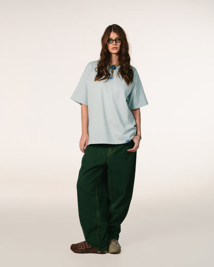 Tricou oversized unisex Hoppers Broke My Heart bleu deschis, vedere frontala pe model, hip hop takeovers
