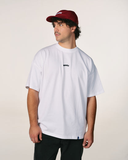 Tricou oversized unisex Hoppers Everybody Loves You alb, vedere frontala pe model, hip hop takeovers
