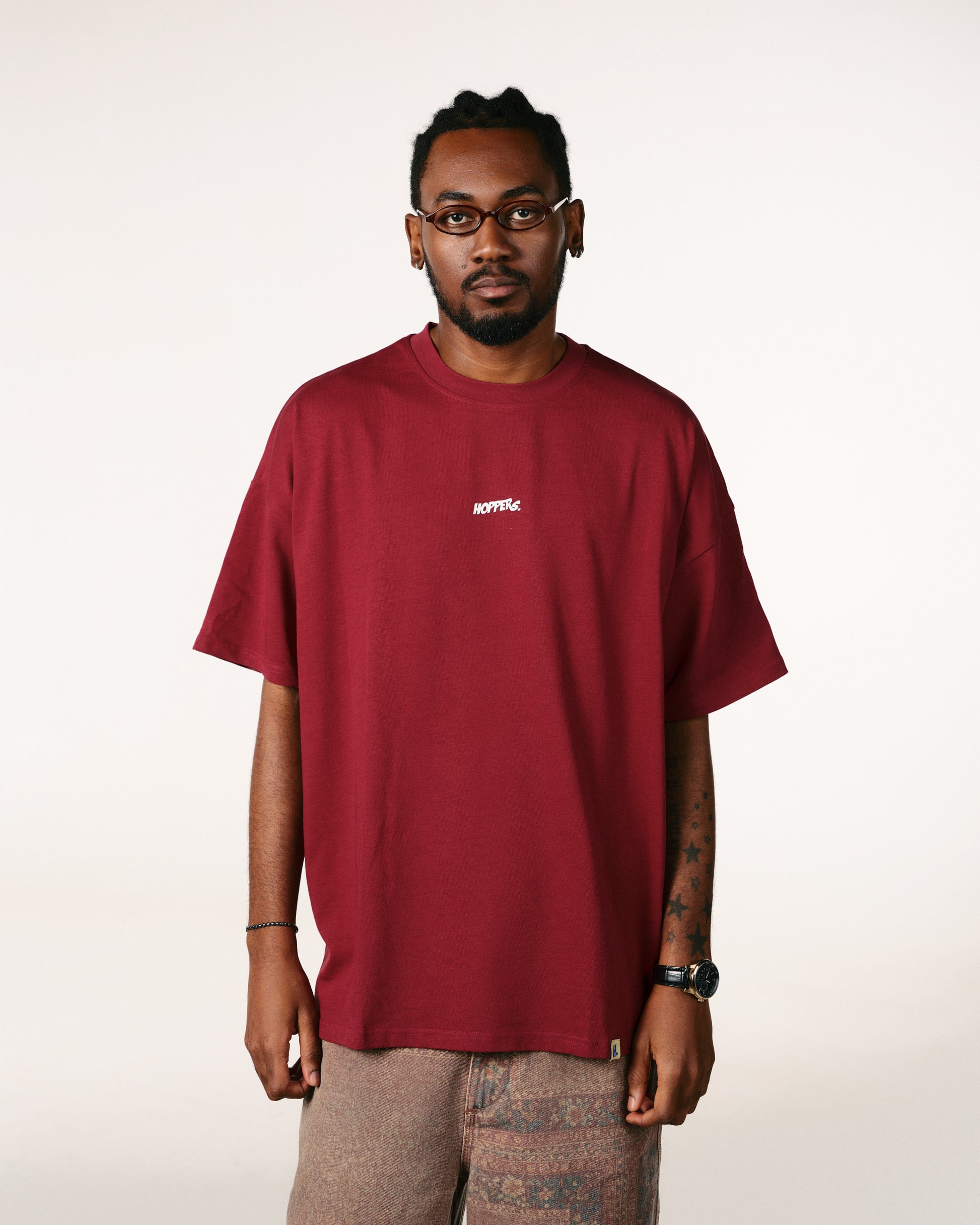 Tricou oversized unisex Hoppers Get Better bordo, vedere frontala pe model, hip hop takeovers
