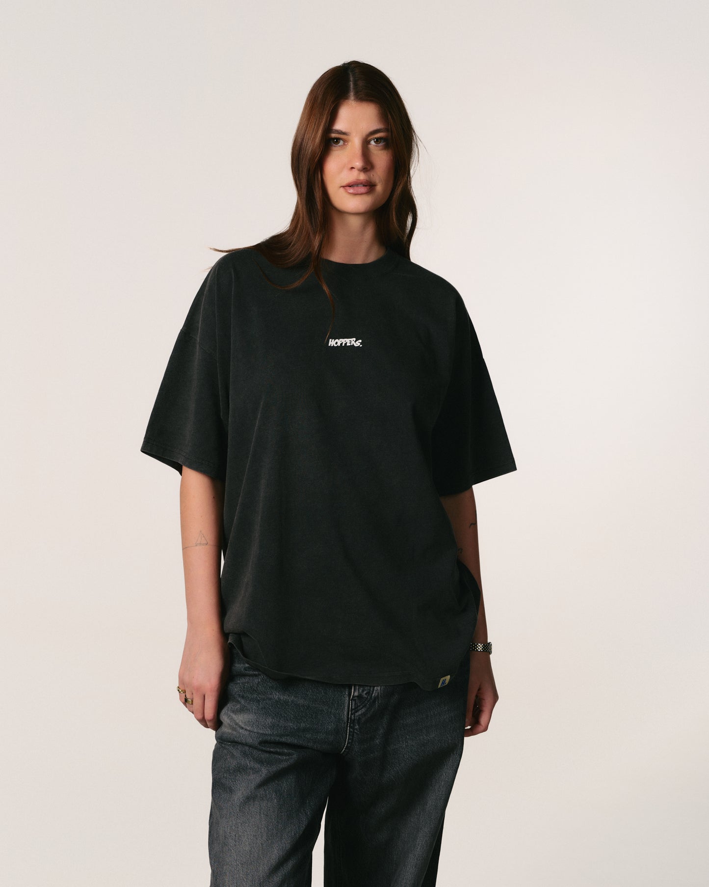 Tricou oversized unisex Hoppers Get Better negru, vedere frontala pe model, hip hop takeovers
