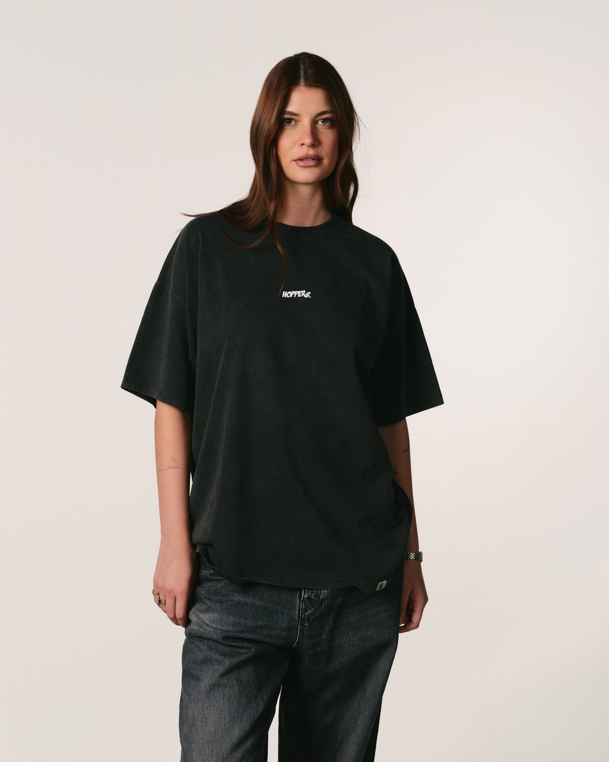 Tricou oversized unisex Hoppers Get Better negru, vedere frontala pe model, hip hop takeovers
