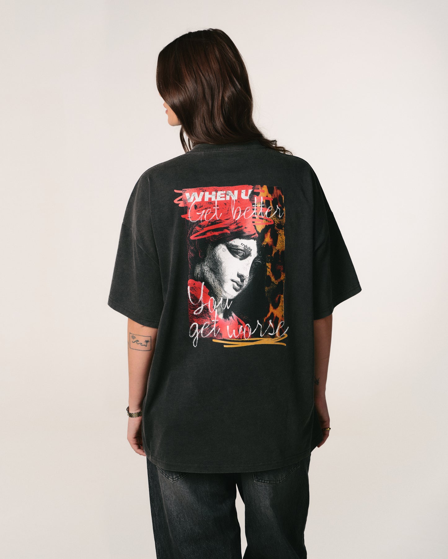 Tricou oversized unisex Hoppers Get Better negru, vedere din spate cu print grafic, hip hop takeovers

