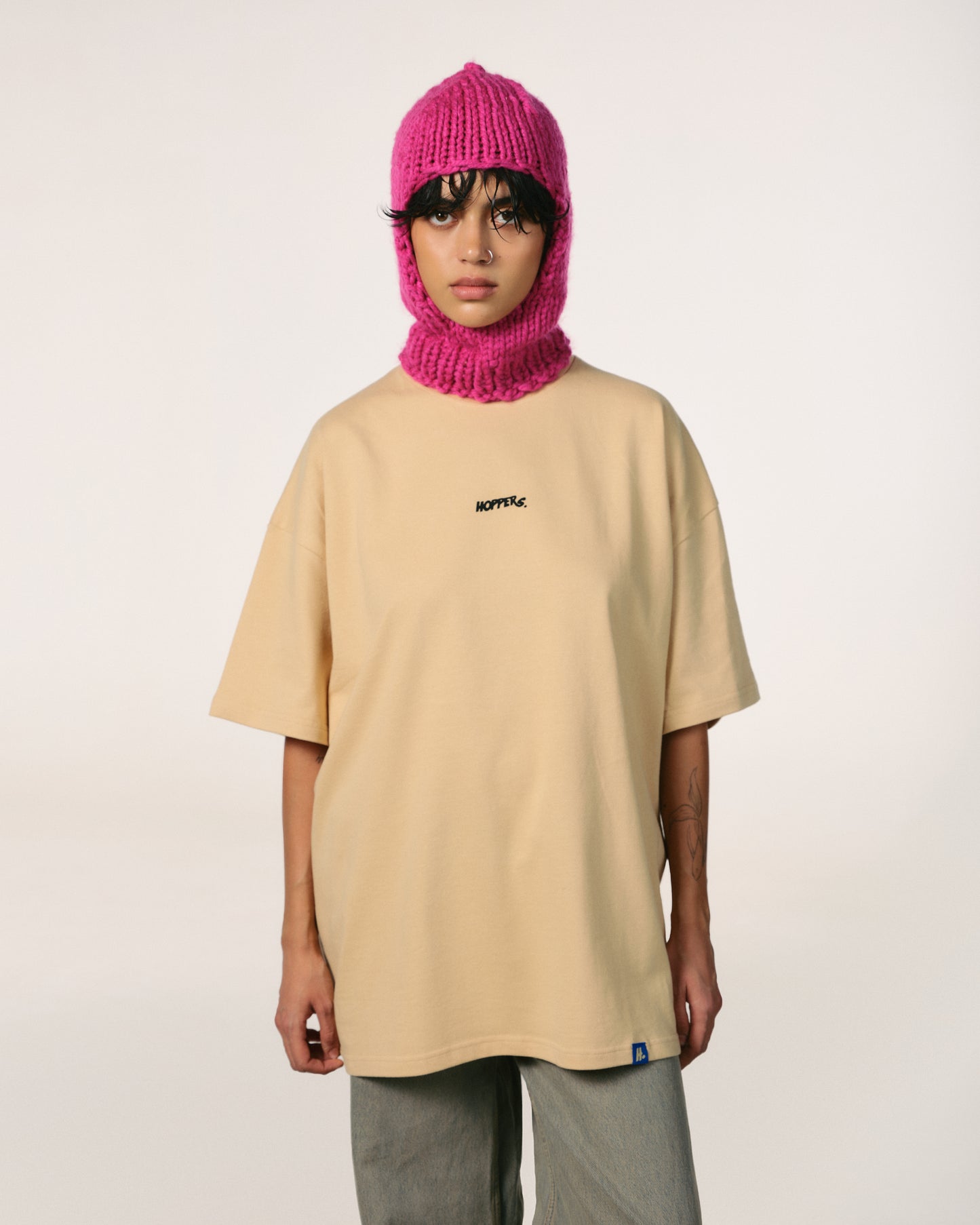 Tricou oversized unisex Hoppers Talking to Myself lemon meringue, vedere frontala pe model, hip hop takeovers

